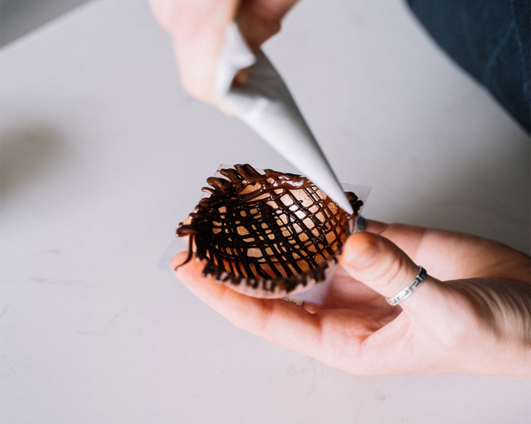 decorar postre chocolate