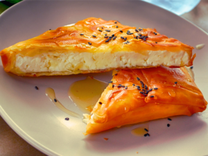 Hojaldre con queso de cabra y cebolla caramelizada