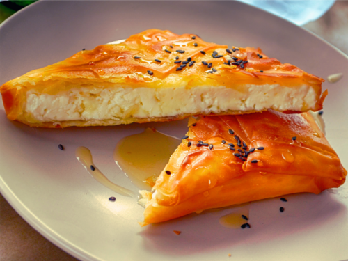 Hojaldre con queso de cabra y cebolla caramelizada