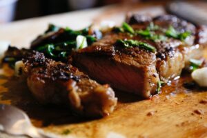 tataki de ternera ecológica con salsa de curry y ajo en vinagre