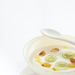 Ajo blanco con almendras cortadas y rodajas de kiwi