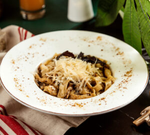 Tagliatelle vegetariano a la carbonara con setas y almendras