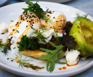 Ensalada de burrata sobre pan y vinagreta de pesto rojo